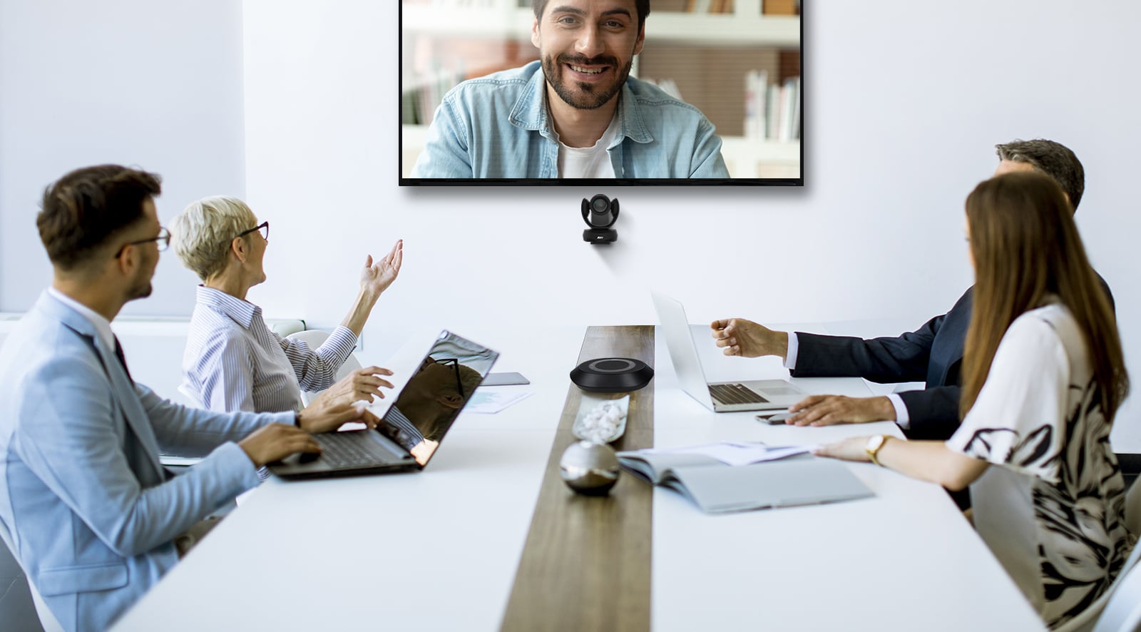 Lifestyle image of VC520 Pro2 system in conference room